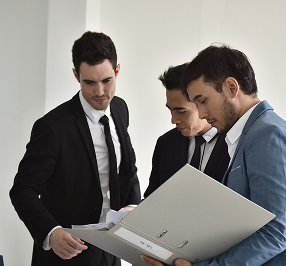 Equipo de seguridad privada supervisando un evento corporativo.