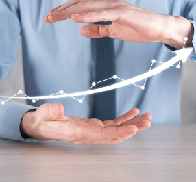 Personal de seguridad privada realizando patrullaje en instalaciones industriales.