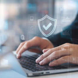 Profesionales en seguridad privada implementando protocolos de vigilancia y protección en instalaciones corporativas.