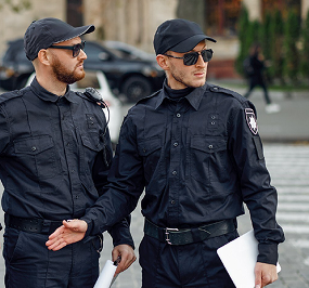 Profesionales en seguridad privada brindando vigilancia estratégica a empresas.