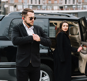 Supervisión y control de acceso en instalaciones corporativas por expertos en seguridad.