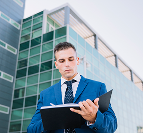 Profesionales en seguridad privada capacitados con tecnología de punta.