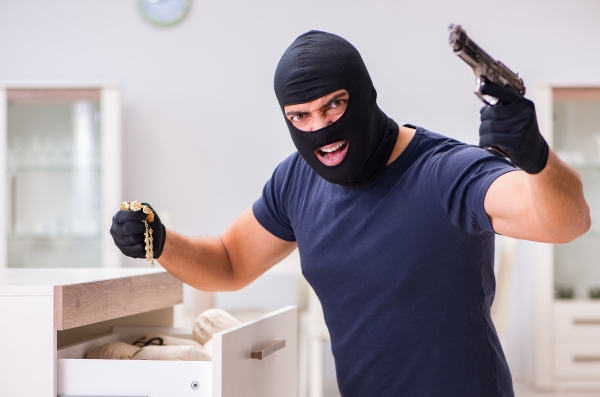 Profesional de seguridad observando monitores de vigilancia, representando errores comunes en servicios de seguridad privada como falta de monitoreo efectivo y mala comunicación operativa.
